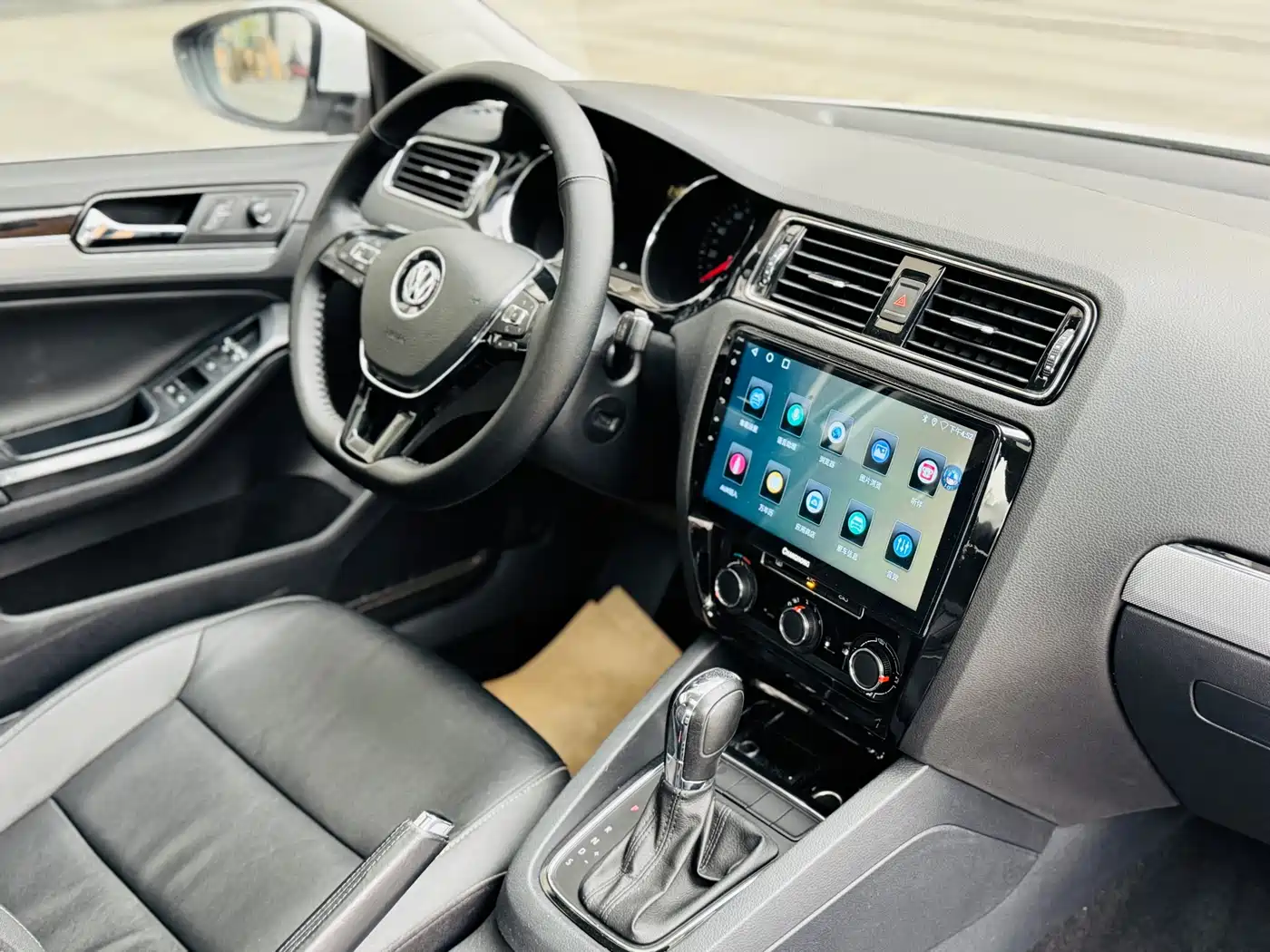 Volkswagen Sagitar 2018 1.6L Automatic Comfort фото 9