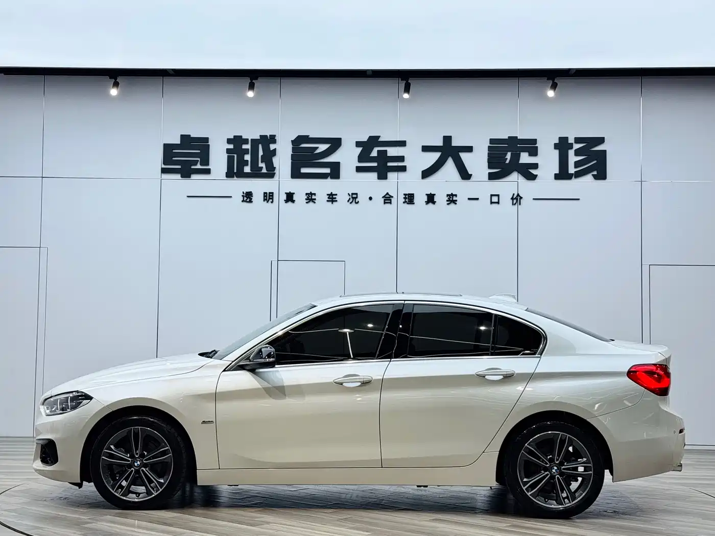 BMW 1 Series 2018 118i Sport Edition фото 4