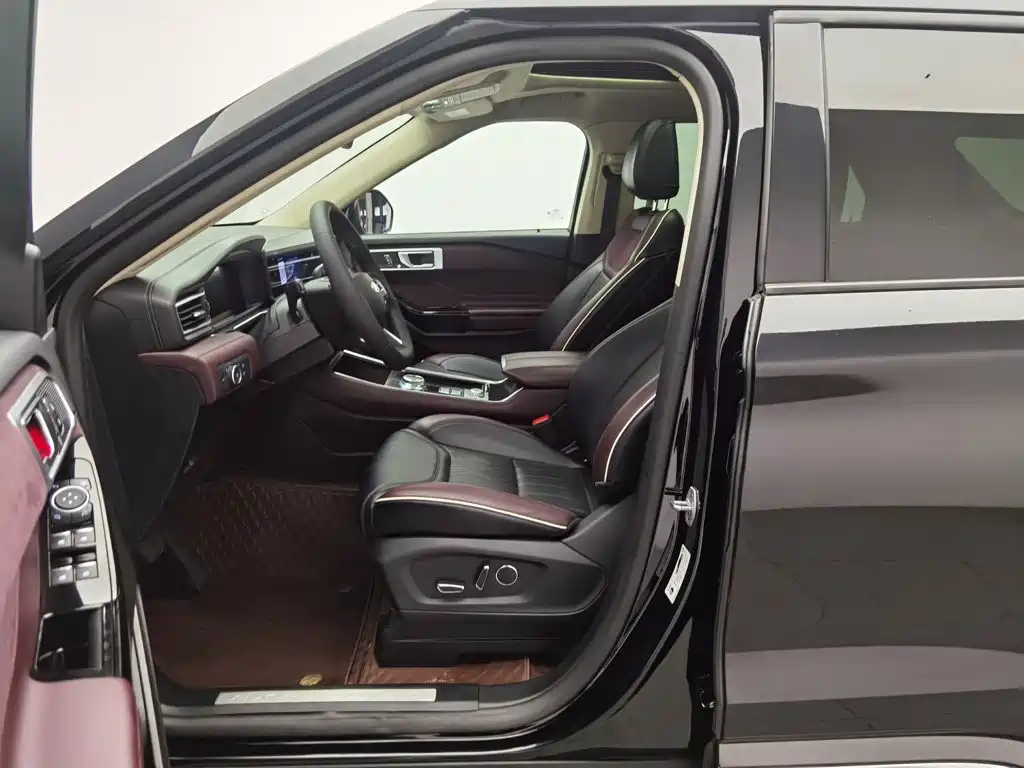 Photo 10 - Ford Explorer