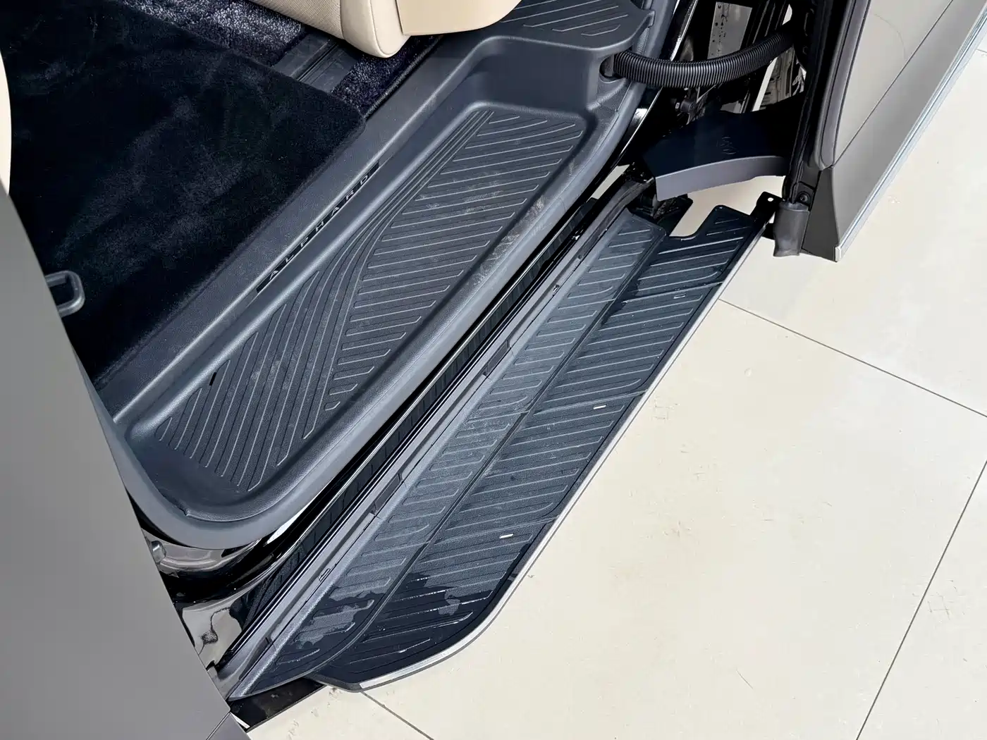 Toyota Alphard 2025 Hybrid 2.5L Prestige Gold Edition фото 26