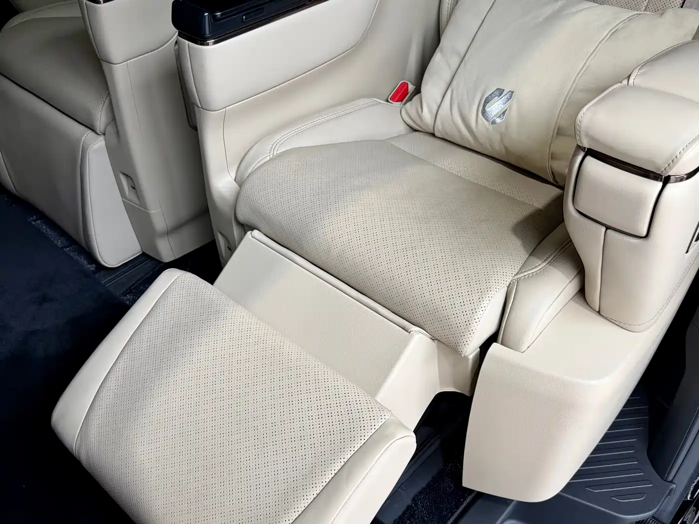 Toyota Alphard 2025 Hybrid 2.5L Prestige Gold Edition фото 31