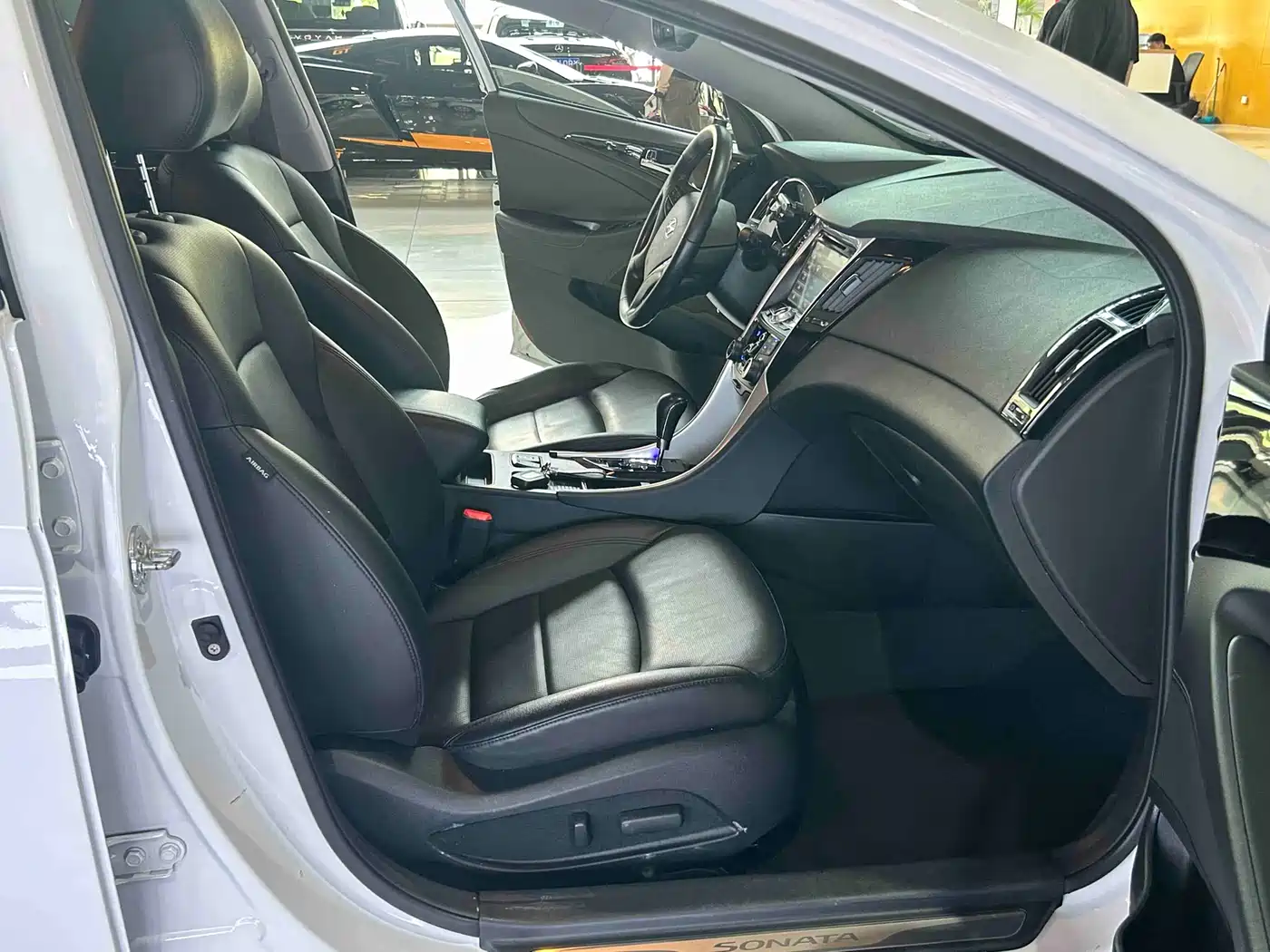 Hyundai Sonata 2014 2.0L Automatic Luxury фото 17
