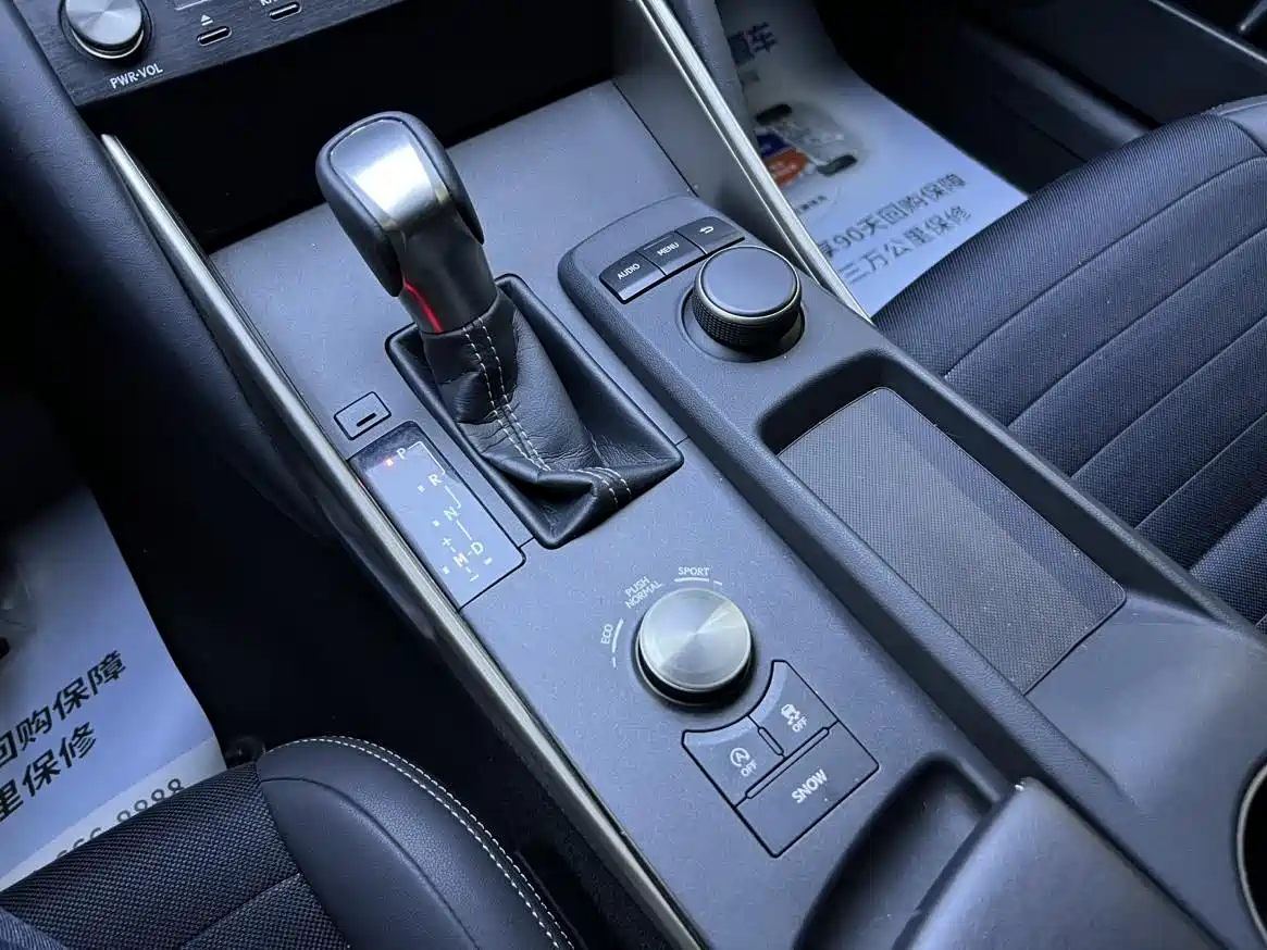 Lexus IS 2017 300 Leading Edition фото 6
