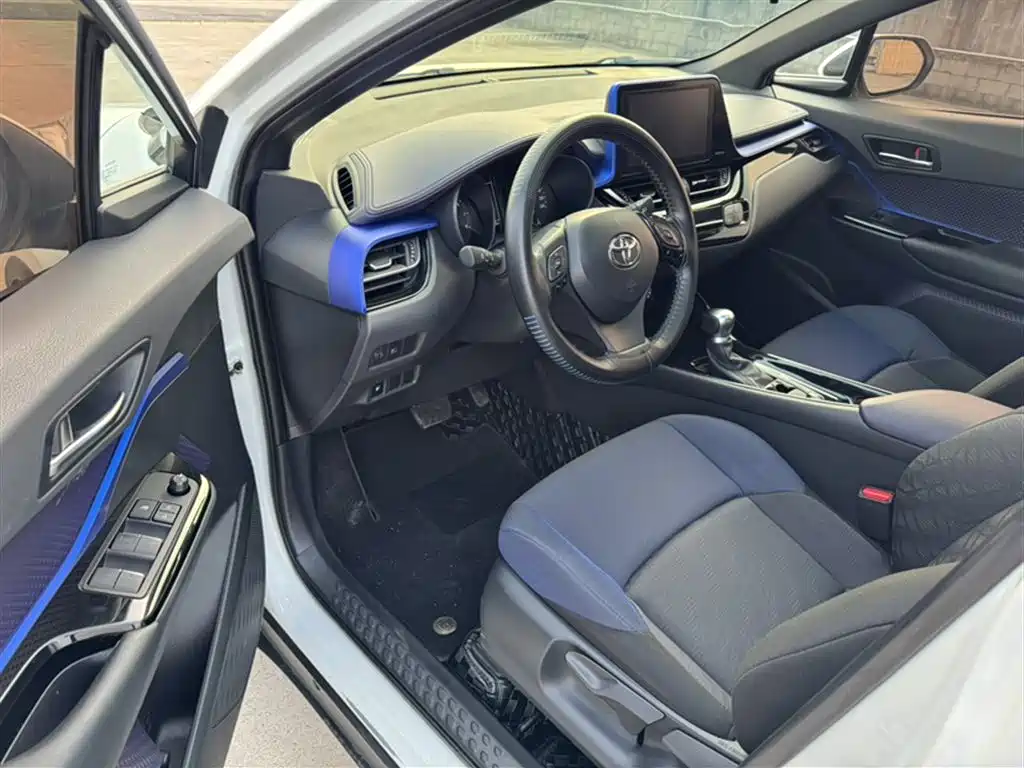 Toyota C-HR 2018 2.0L Leading Sunroof Edition V фото 16