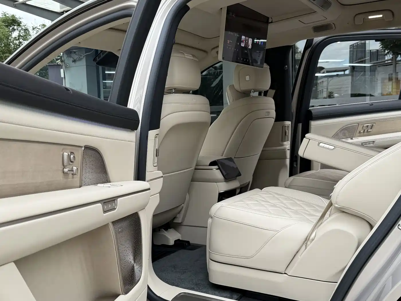 NIO ES8 2026 2025 Model 6-Seat Executive Luxury Edition