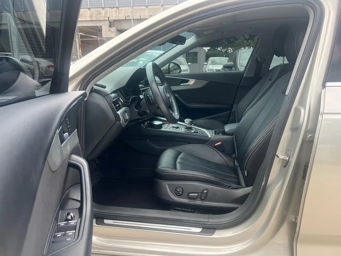 Photo 4 - Audi A4L