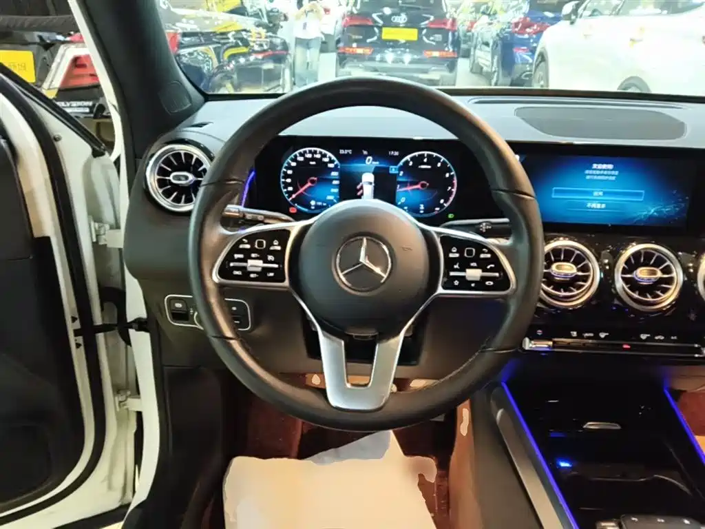 MERCEDES-BENZ GLB