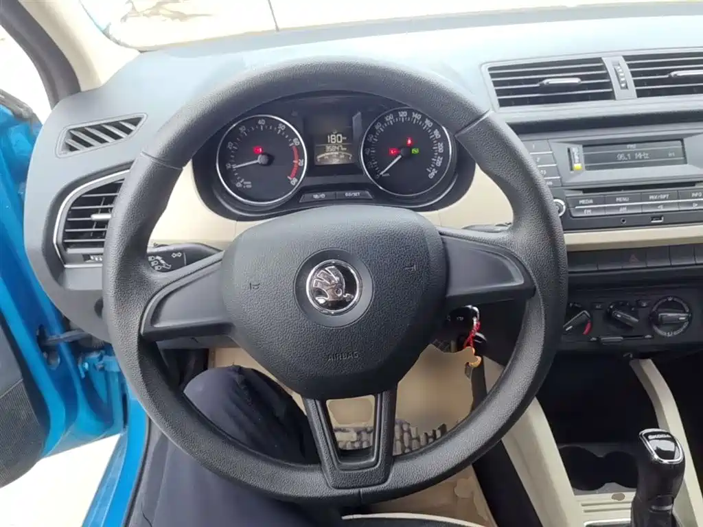 Škoda Fabia 2015 1.4L Automatic Pioneer Edition фото 11
