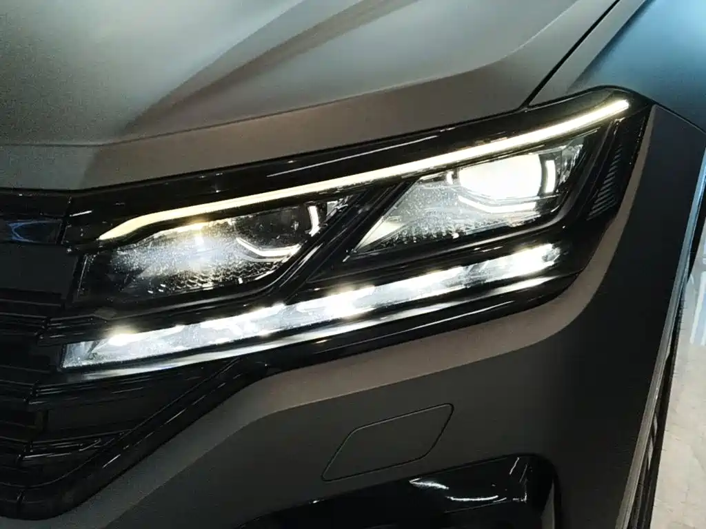 Volkswagen Touareg 2024 2023 3.0TSI R-Line Volcano Rock Paint Sport