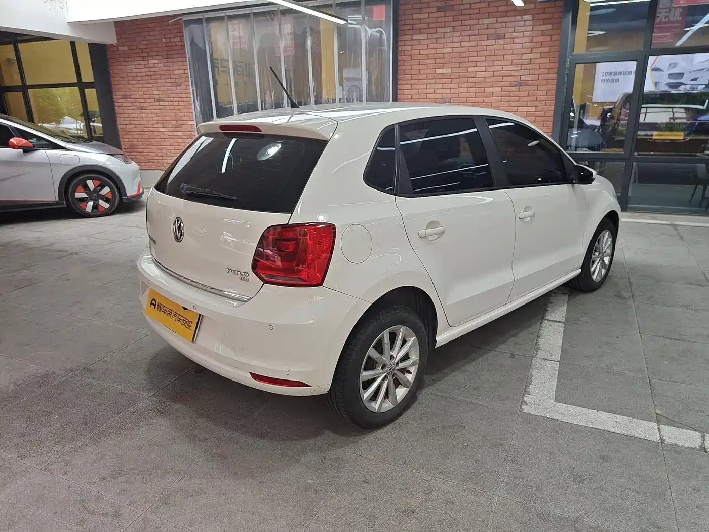Volkswagen Polo 2014 1.6L Automatic Luxury Edition фото 4