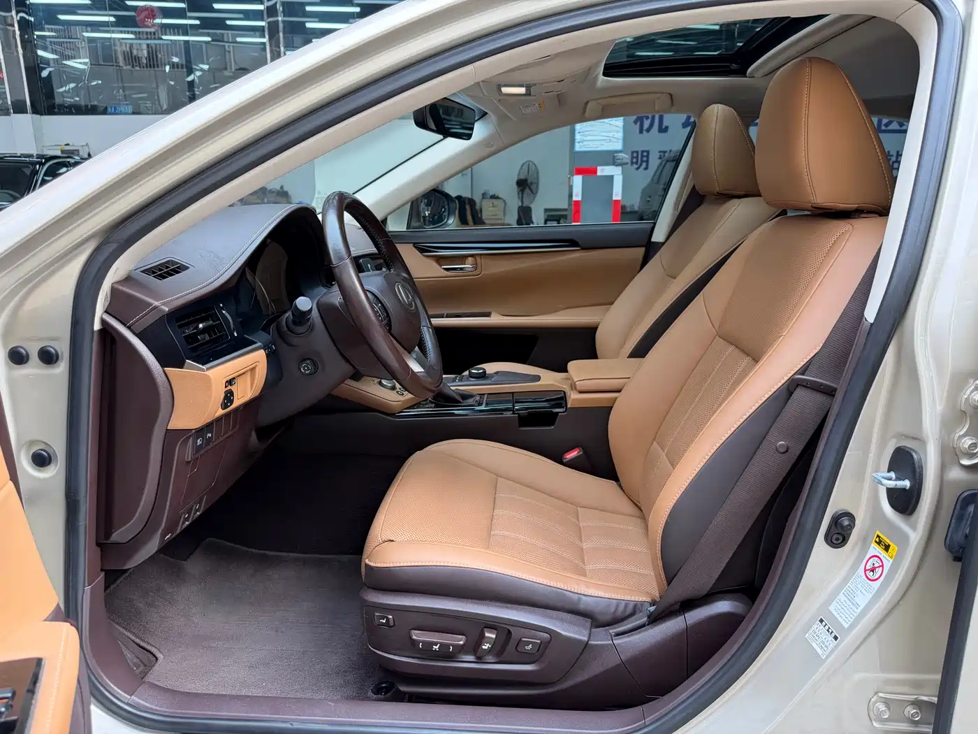 Lexus ES 2015 300h Comfort Edition фото 4