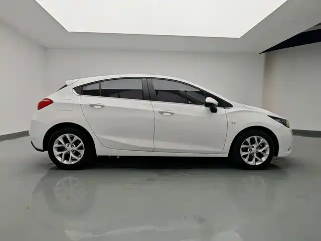 Chevrolet Cruze 2018 2017 1.5L Hatchback Auto Style