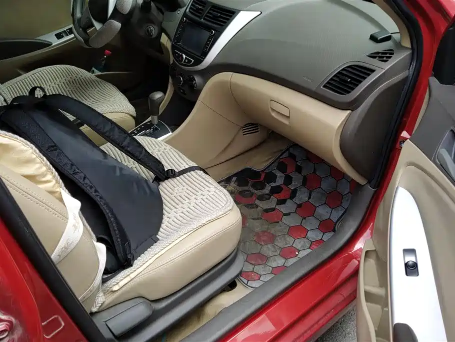 Hyundai Verna 2010 Sedan 1.4L Automatic Fashion GT фото 8