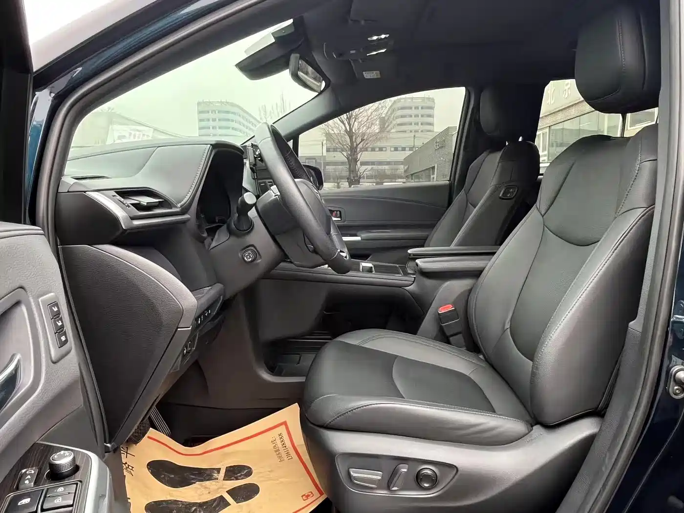 Toyota Granvia 2022 Model Year 2.5L Hybrid Flagship Edition фото 12