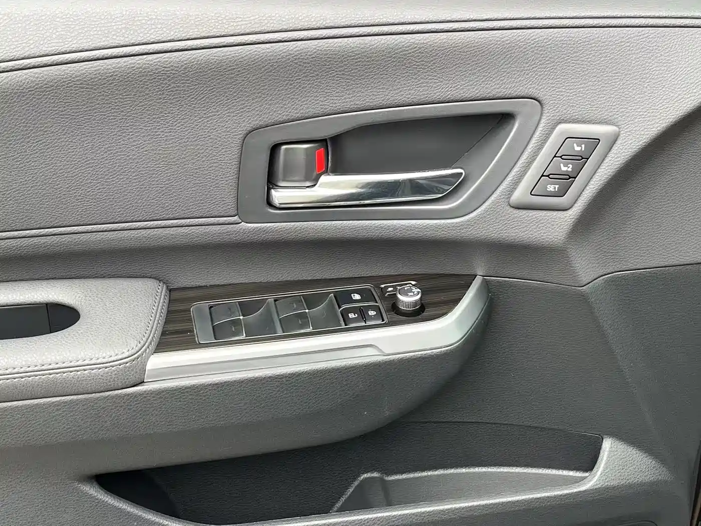 Toyota Granvia 2022 Model Year 2.5L Hybrid Flagship Edition фото 11