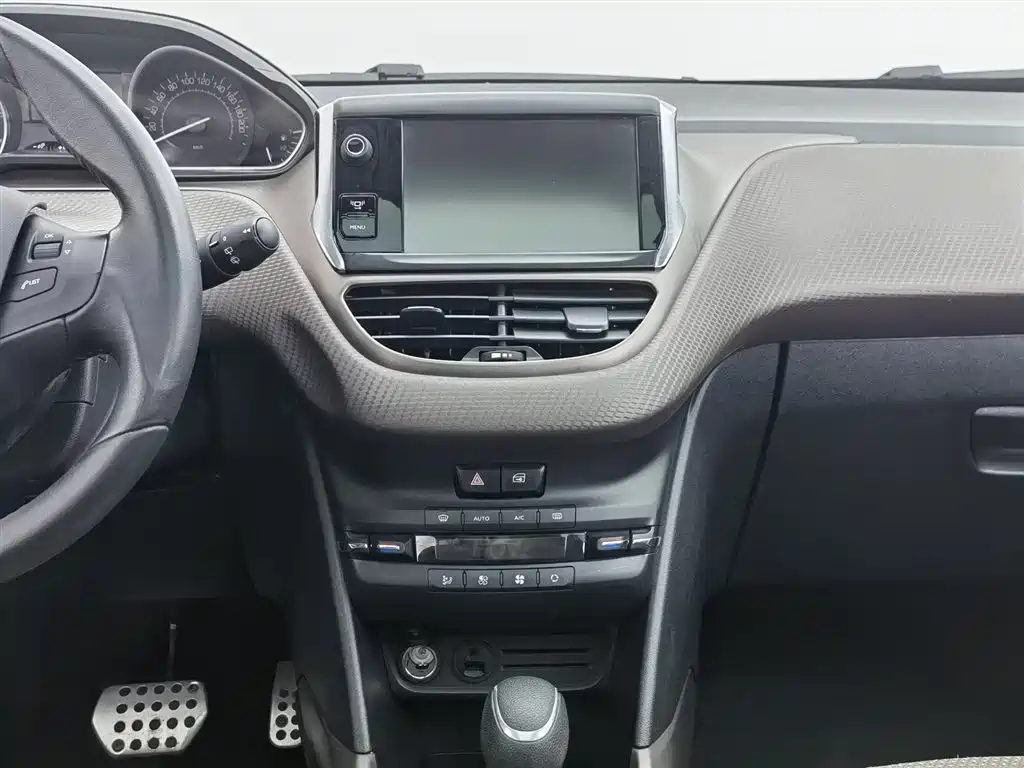 Peugeot 2008 2014 1.6L Automatic Navigation Edition фото 12