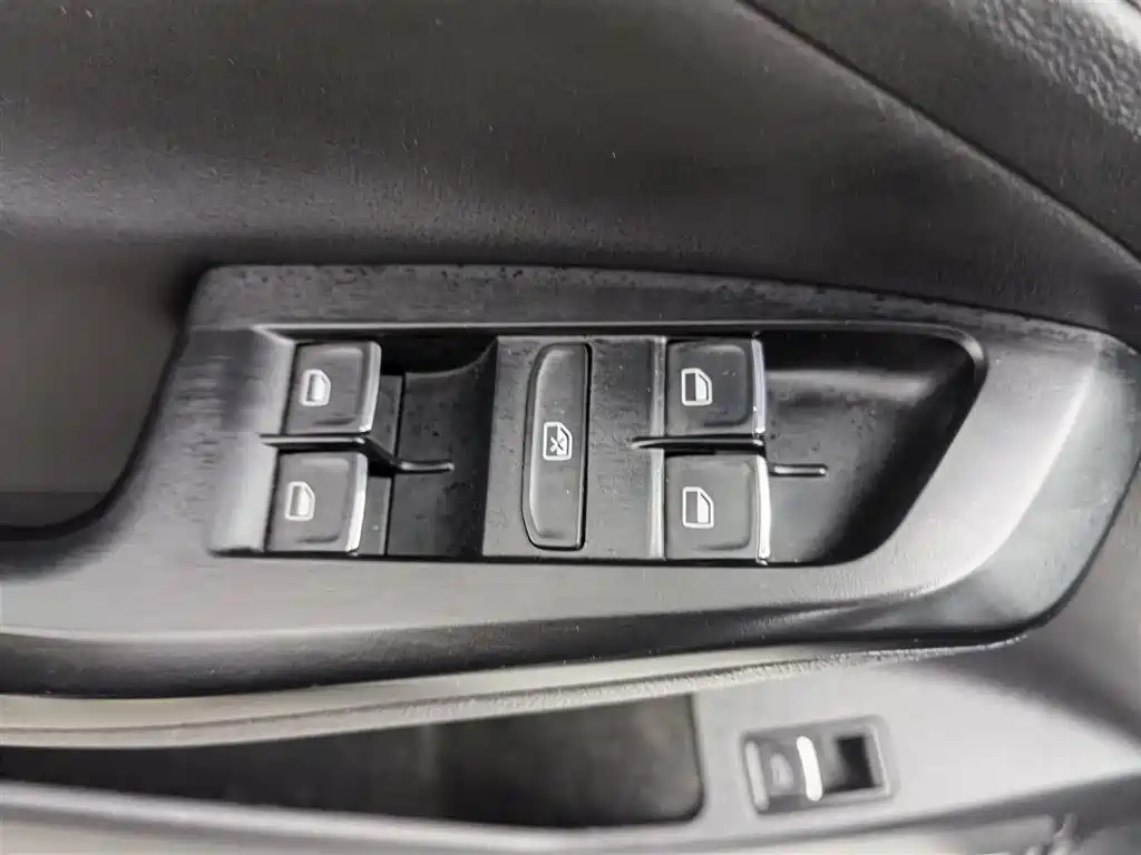 Volkswagen Sagitar 2018 280TSI DSG Spark Edition фото 9