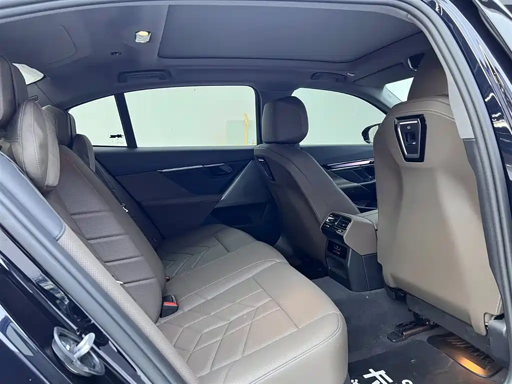 BMW 5 Series 2025 525Li M Sport Package фото 21
