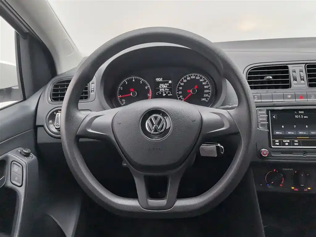 Volkswagen Polo 2018 1.5L Manual Safe Drive фото 11