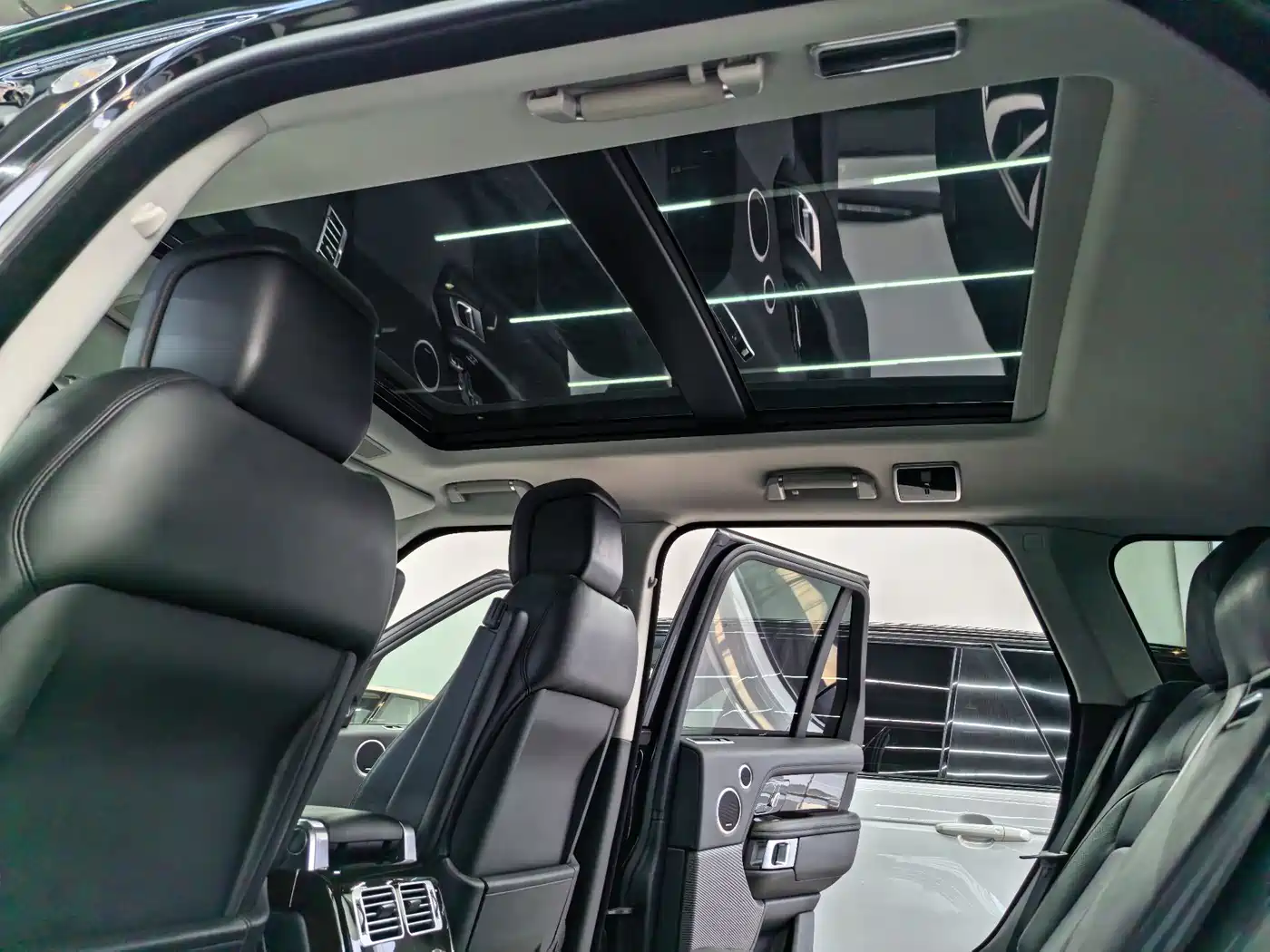 Land Rover Range Rover 2020 3.0 L6 Heritage Edition фото 13