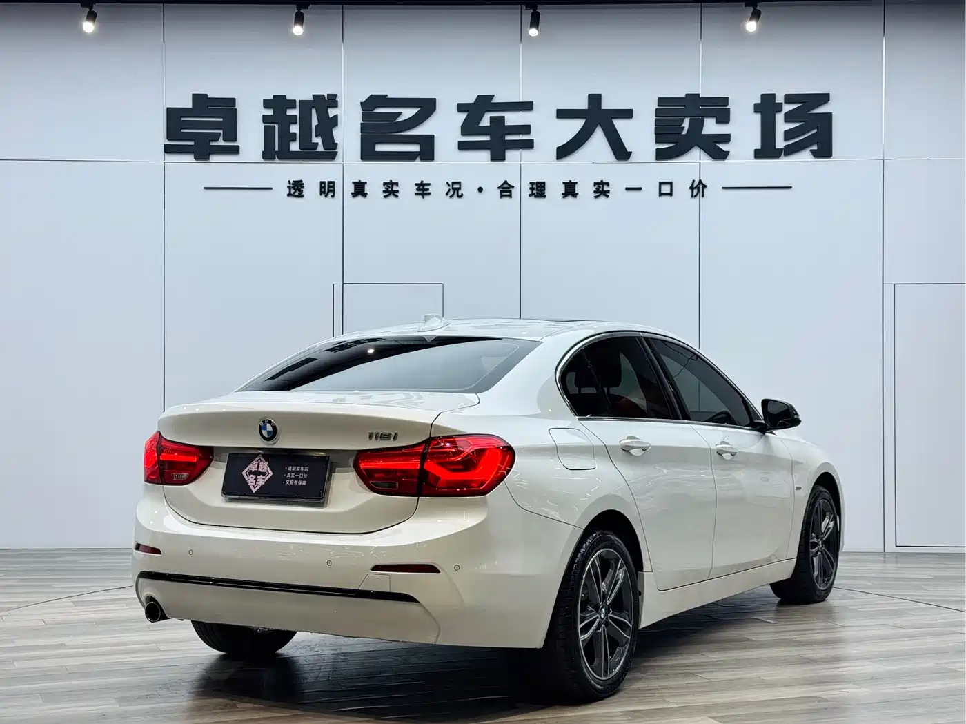 BMW 1 Series 2018 118i Sport Edition фото 7