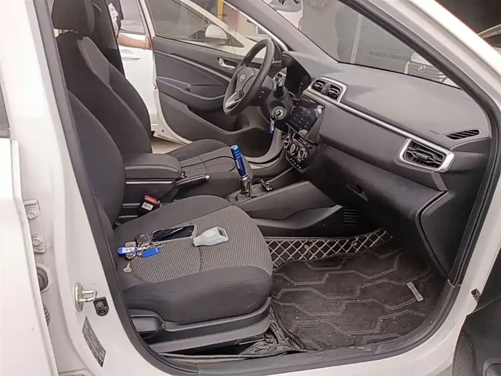 Hyundai Verna 2017 1.4L Manual Renewal Edition China VI фото 25