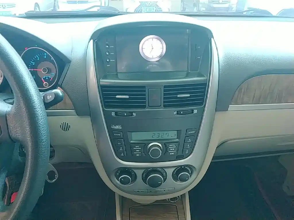 Buick Excelle 2015 1.5L Manual Classic фото 13