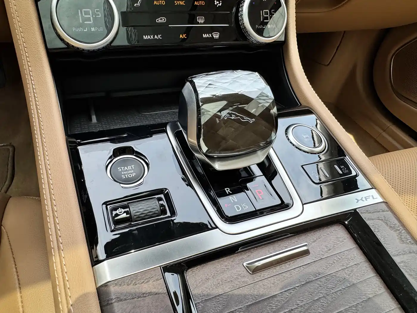 Jaguar XFL 2025 2025 2.0T P250 FWD Luxury Edition