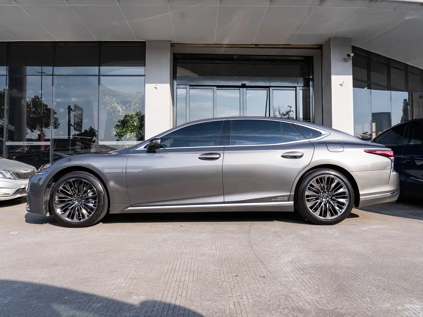 Lexus LS 2018 500h Luxury Edition China V фото 4