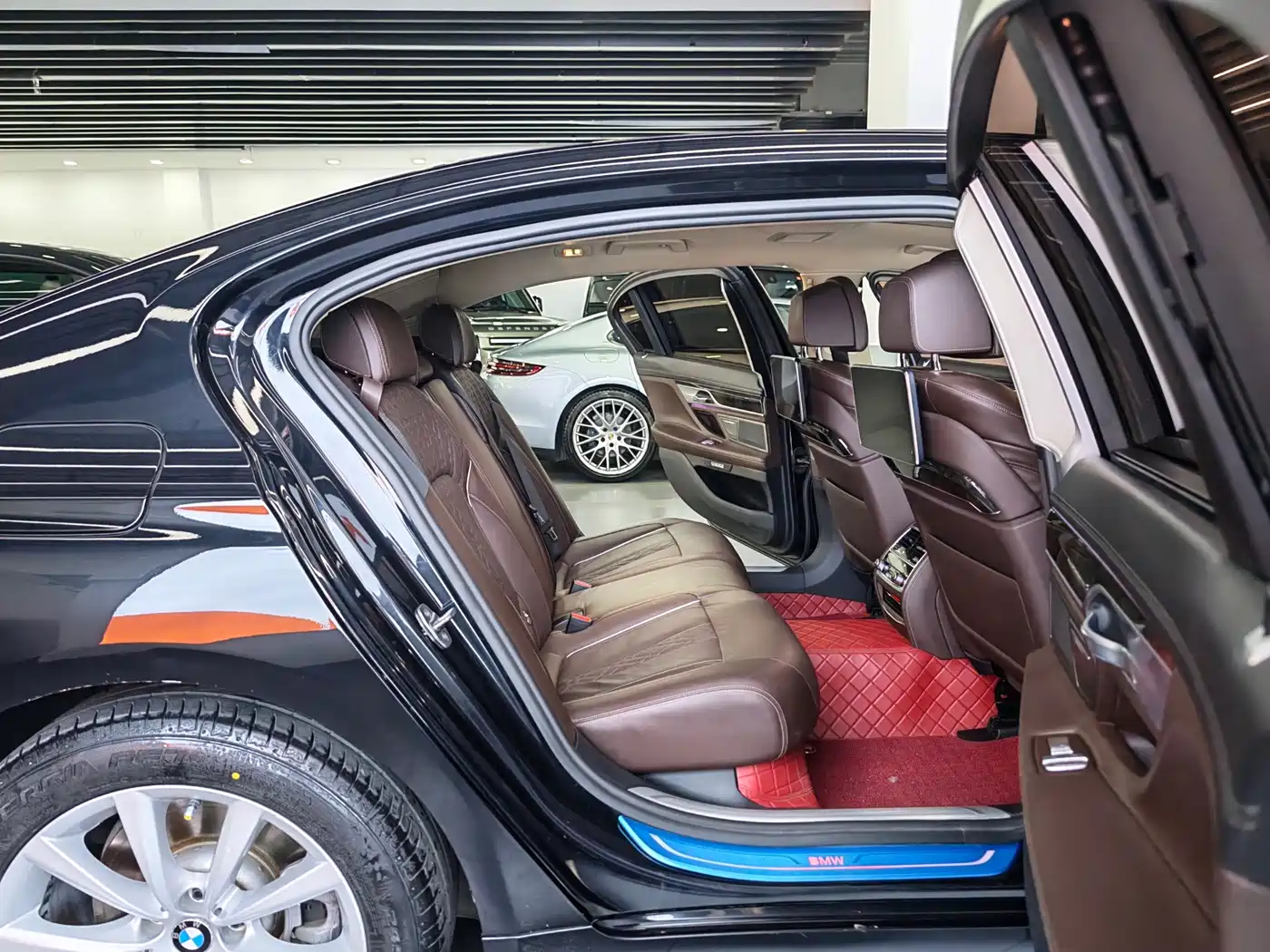 BMW 7 Series 2016 730Li Leading фото 16