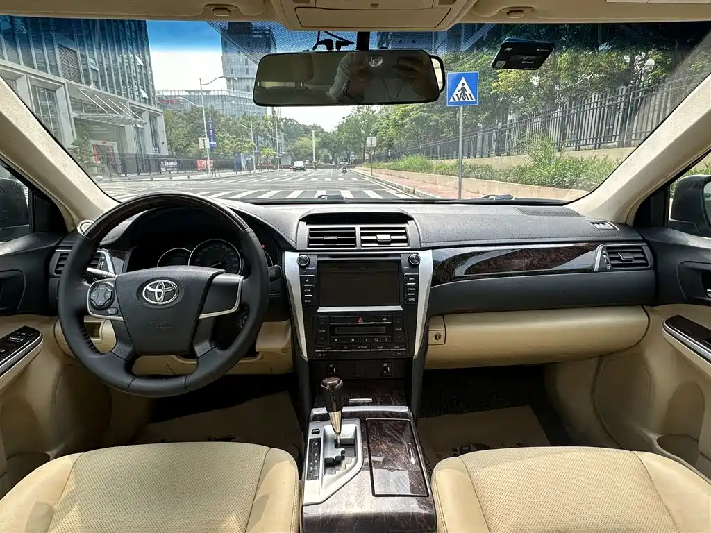Toyota Camry 2015 2.0G Leading Edition фото 17