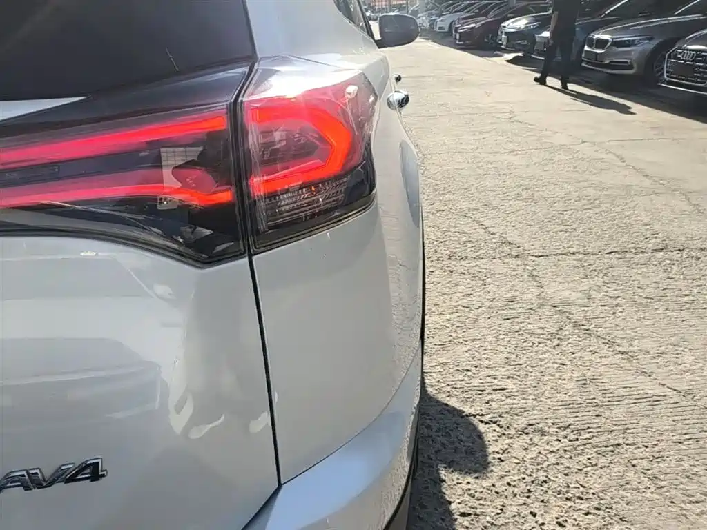 Toyota RAV4 Rongfang 2016 2.0L CVT 2WD Smart (China V) фото 8