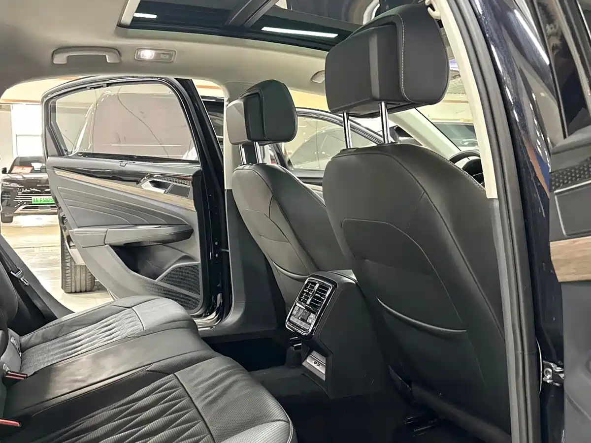 Volkswagen Passat 2019 330TSI Luxury Edition China VI фото 21