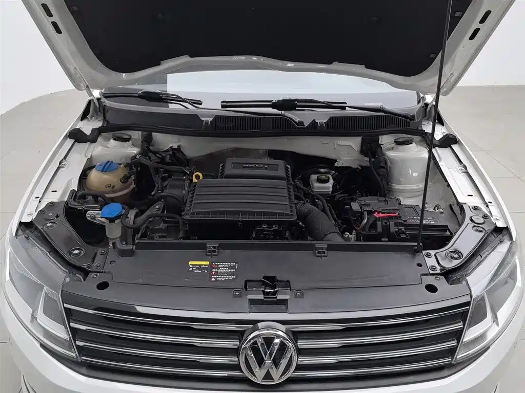 Volkswagen Lavida Tour 2015 1.6L Automatic Comfort Edition фото 6