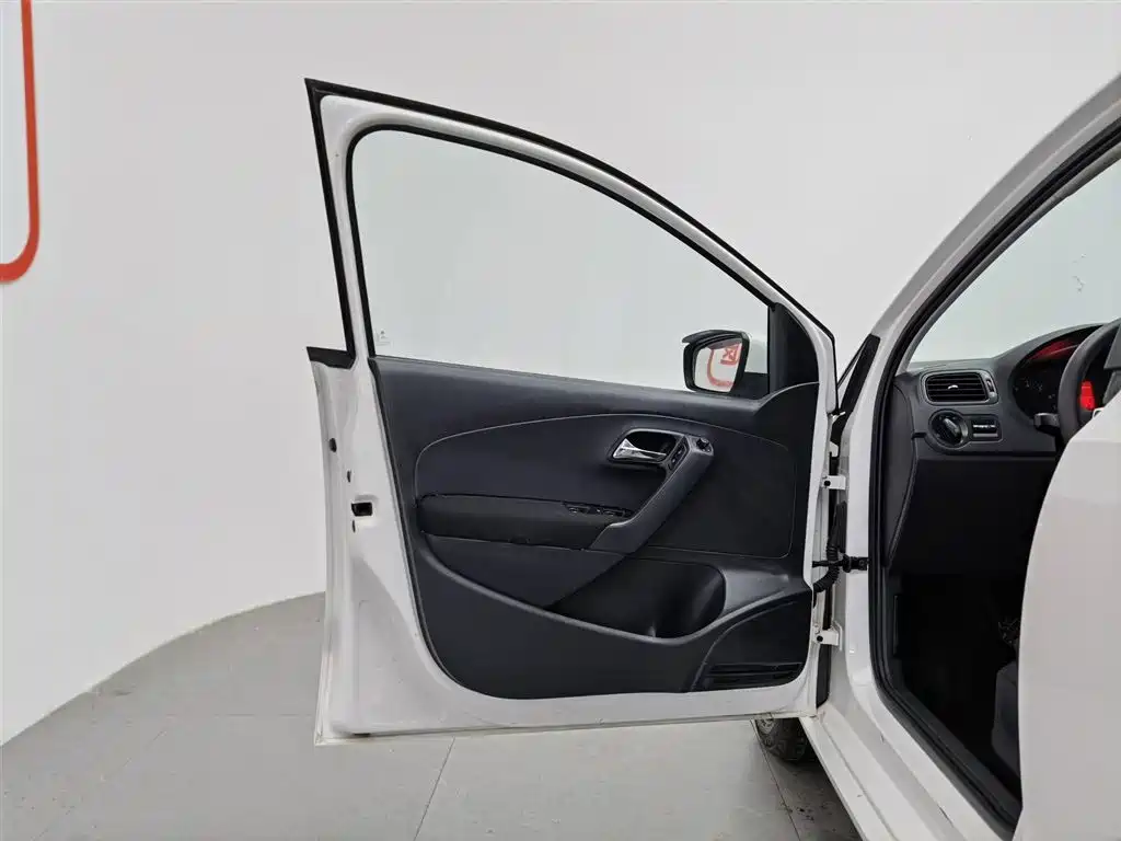 Volkswagen Polo 2013 1.4L Manual Trend Edition фото 8