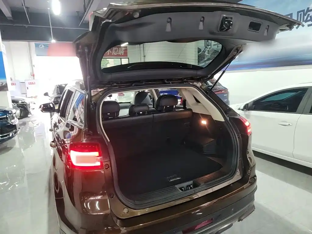 Фото 19 - Geely Atlas