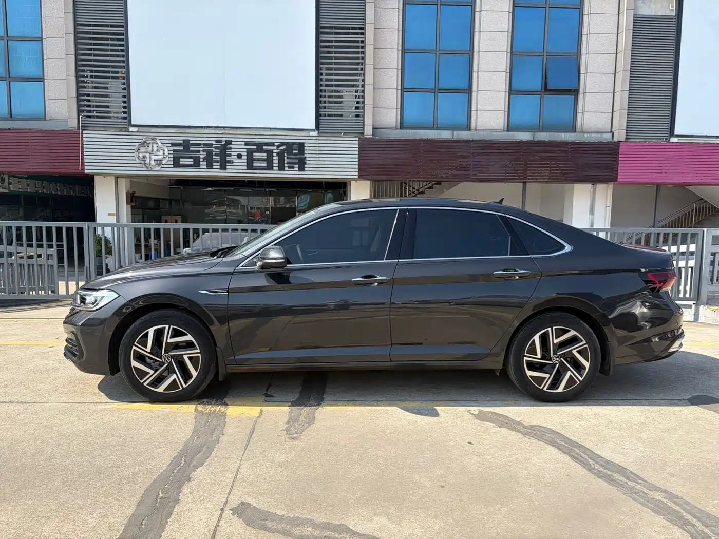 VOLKSWAGEN SAGITAR
