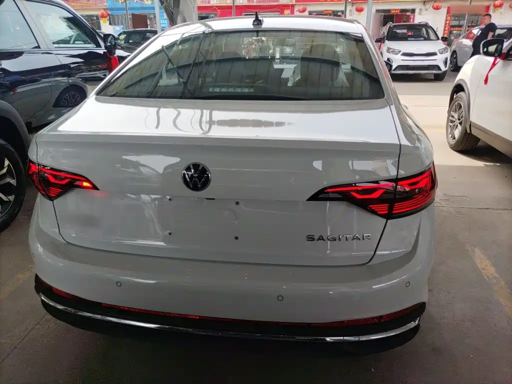 صورة 4 - Volkswagen Sagitar