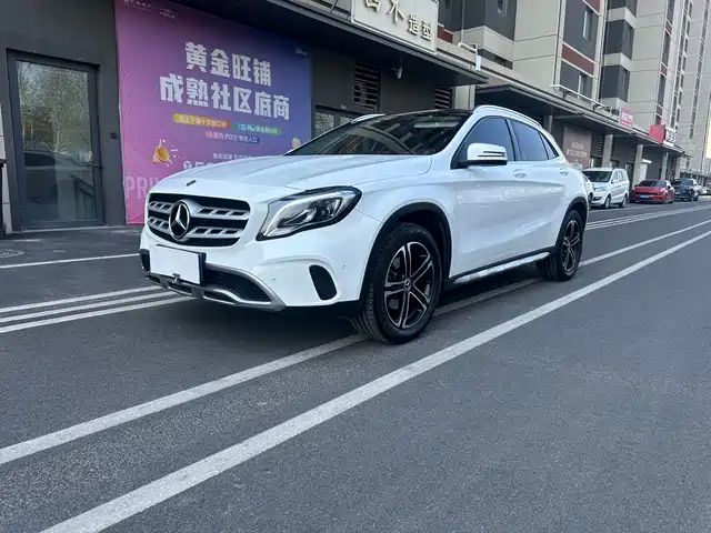 MERCEDES-BENZ GLA