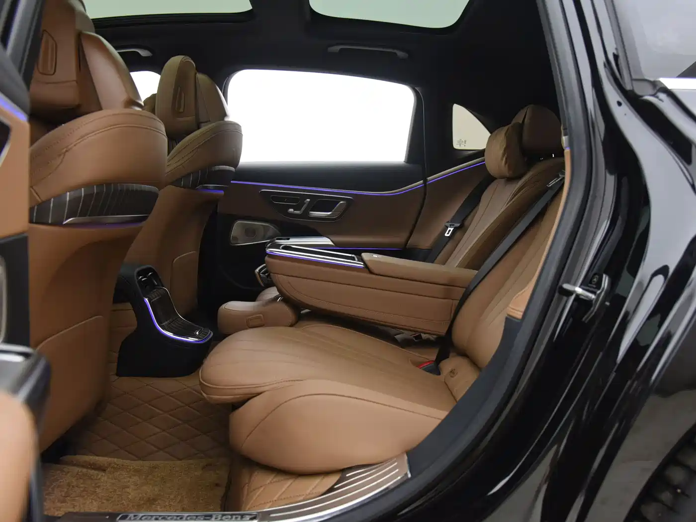 Mercedes-Benz E-Class 2024 Model E 300 L Luxury фото 8