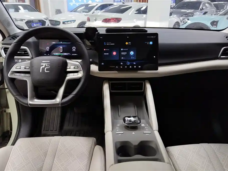 BYD Yuan UP 2024 401KM Surpass Edition фото 12