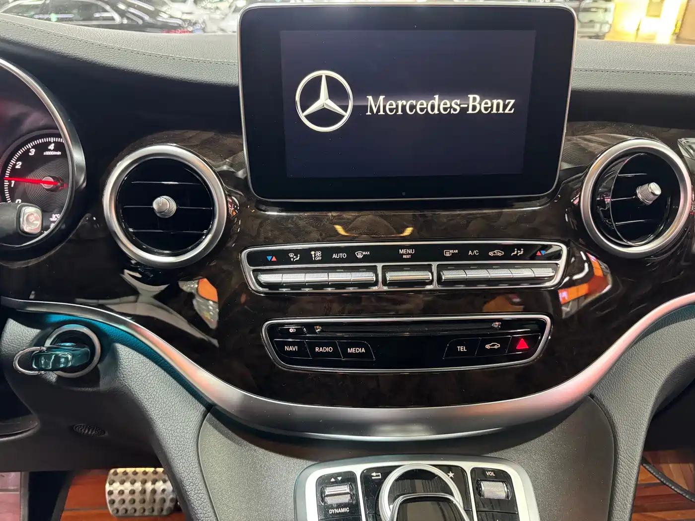 Mercedes-Benz V-Class 2017 Model V 260 L Ultimate Collection Edition фото 10