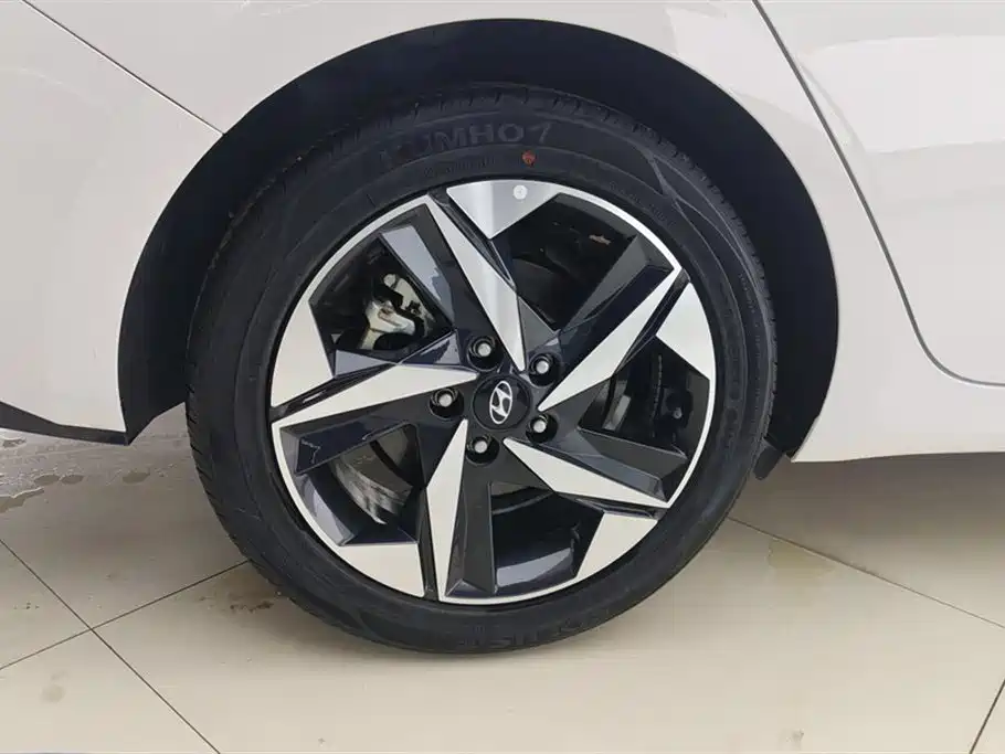 Hyundai Elantra 2021 1.5L CVT LUX Premium Edition фото 6