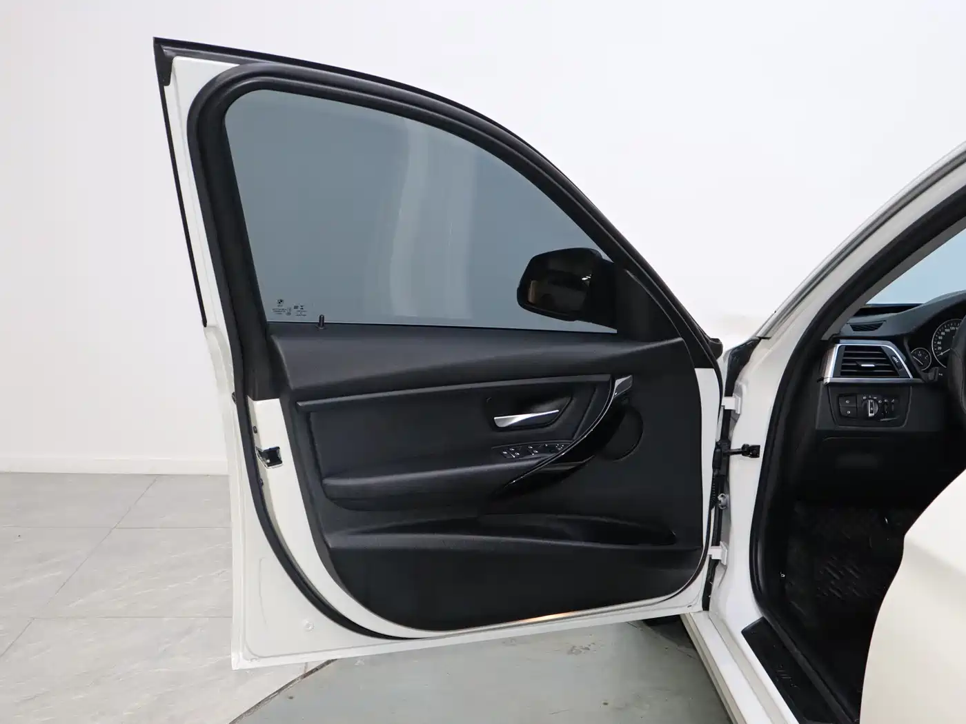 BMW 3 Series 2018 318Li фото 11