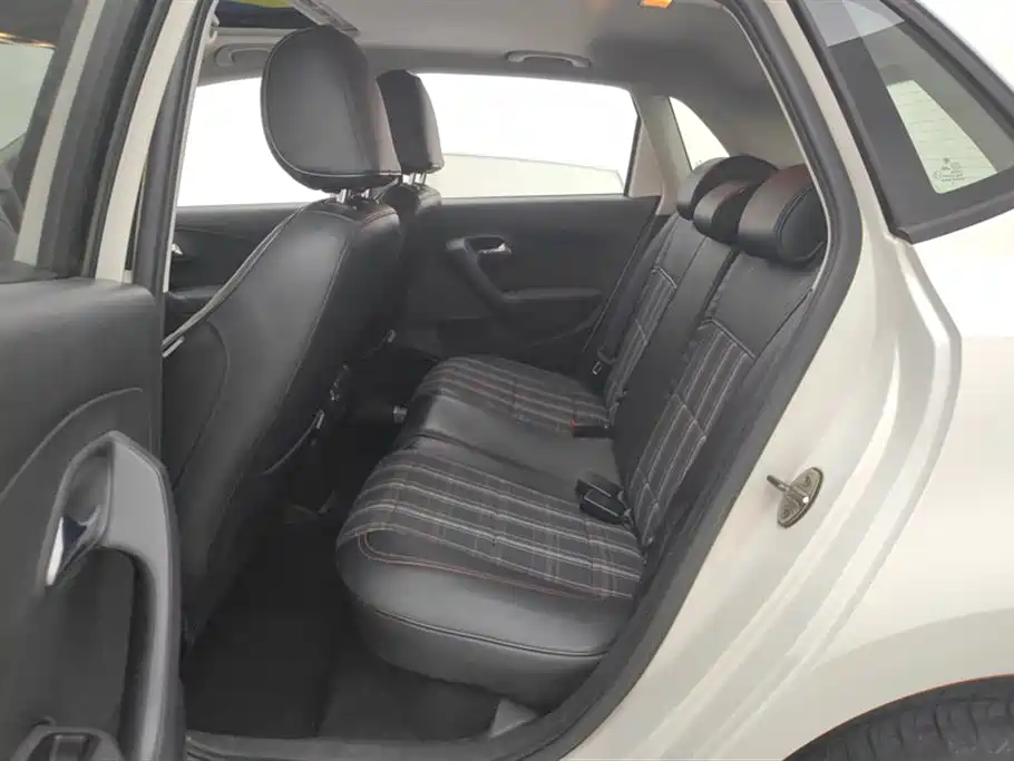 Volkswagen Polo 2016 1.6L Automatic Comfort фото 11