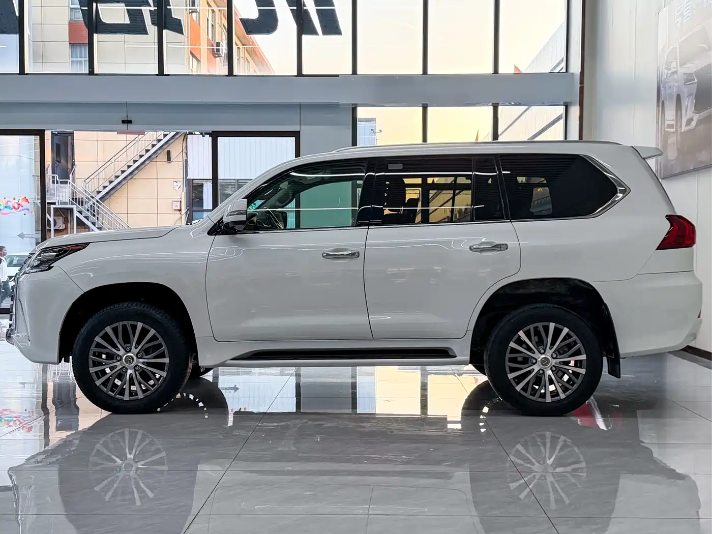 Lexus LX 2016 570 Dynamic Luxury Edition фото 3
