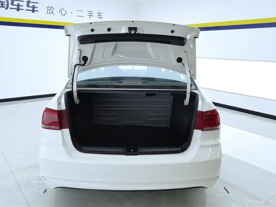 VOLKSWAGEN SANTANA