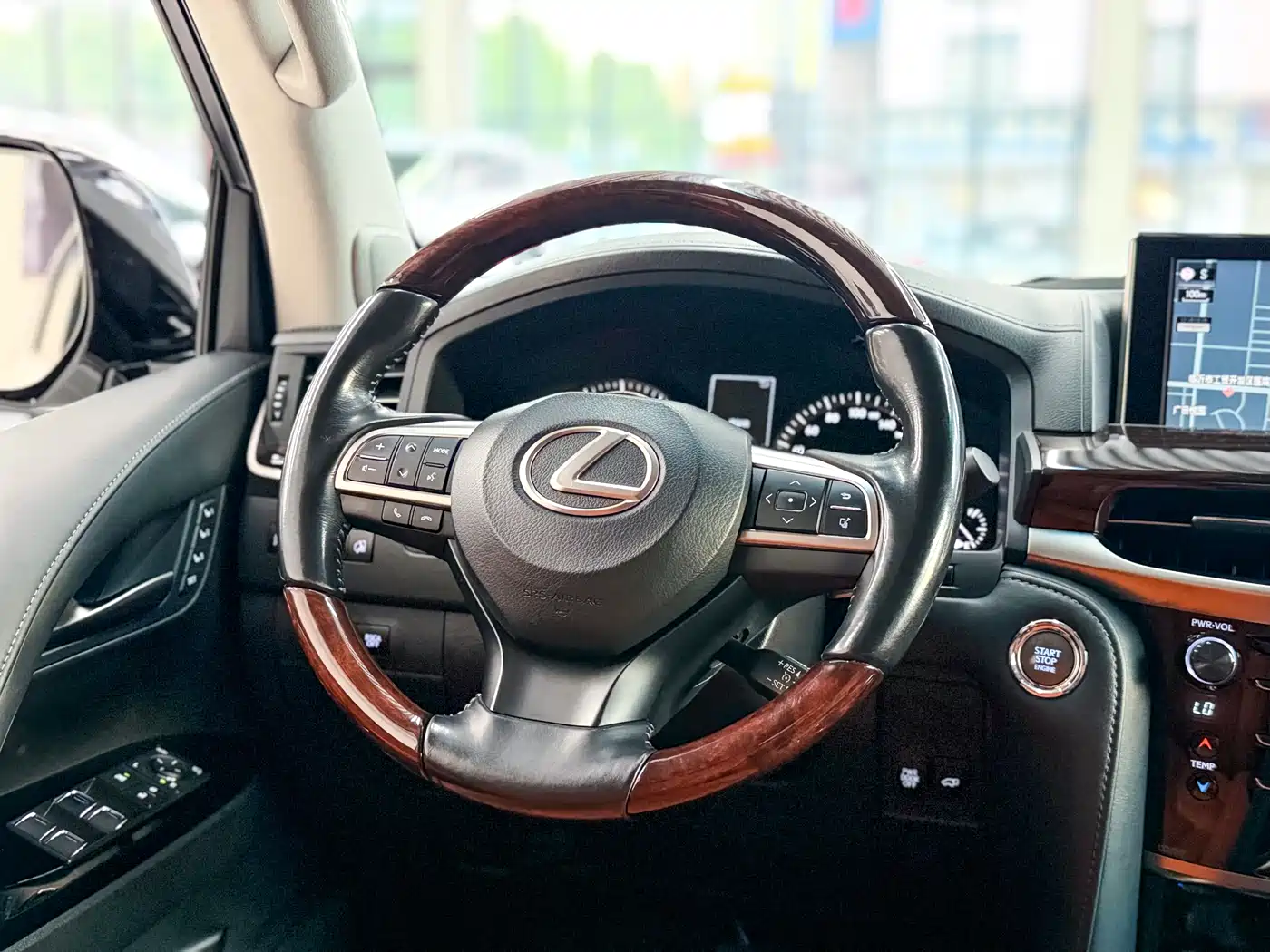 Lexus LX 2016 570 Dynamic Luxury Edition фото 11