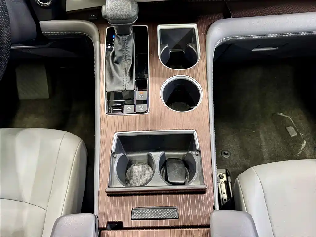 Toyota Granvia 2024 2.5L Hybrid Comfort фото 20