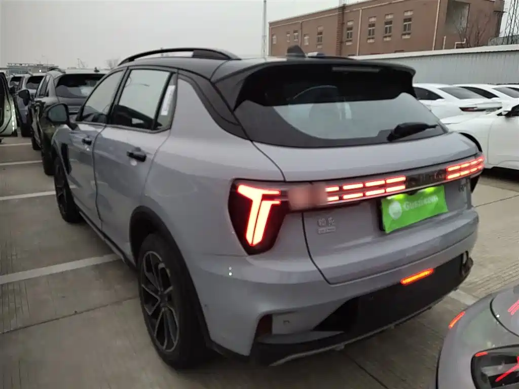 Фото 23 - Lynk & Co 01